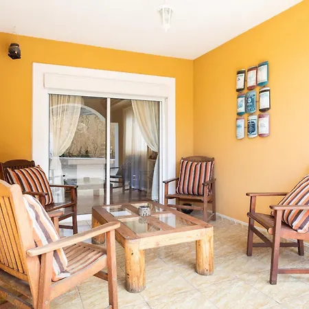 Вілла Luxurious 1,5 Kilometers From